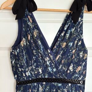 Lulus Such Sophistication Navy Blue Floral Print Pleated Maxi Dress. Size XS
